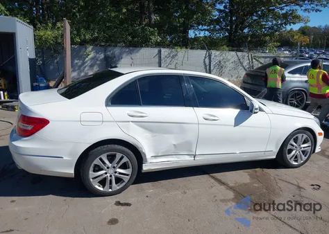 2013 Mercedes-Benz C 300 Luxury 4Matic z USA, uszkodzony, nr VIN WDDGF8AB5DR299259